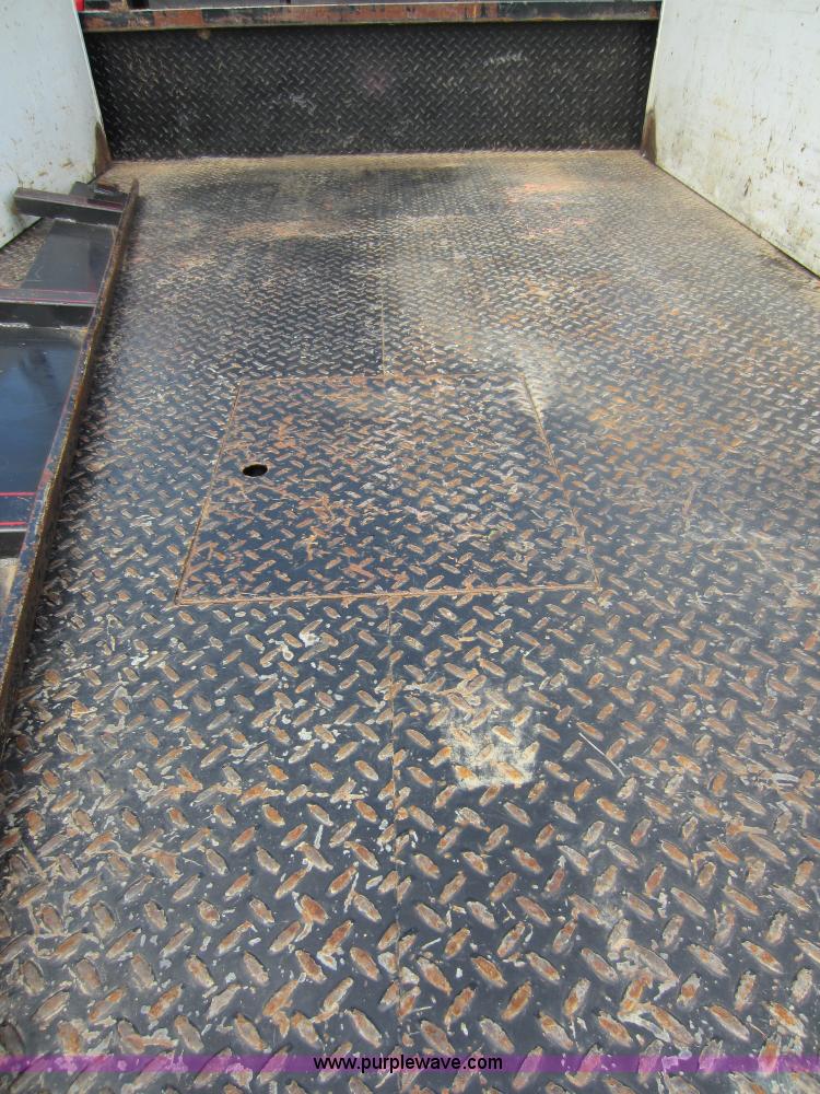 image for item F6511 2005 GMC Sierra C3500 flatbed pickup truck