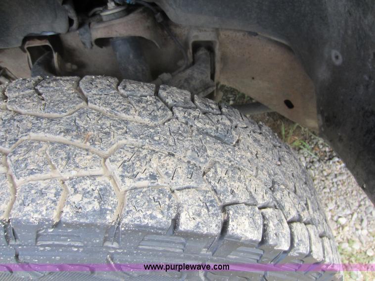 image for item F6511 2005 GMC Sierra C3500 flatbed pickup truck