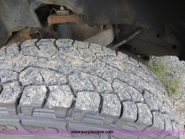 image for item F6511 2005 GMC Sierra C3500 flatbed pickup truck