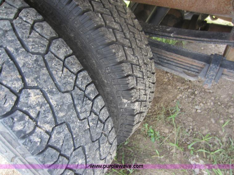 image for item F6511 2005 GMC Sierra C3500 flatbed pickup truck