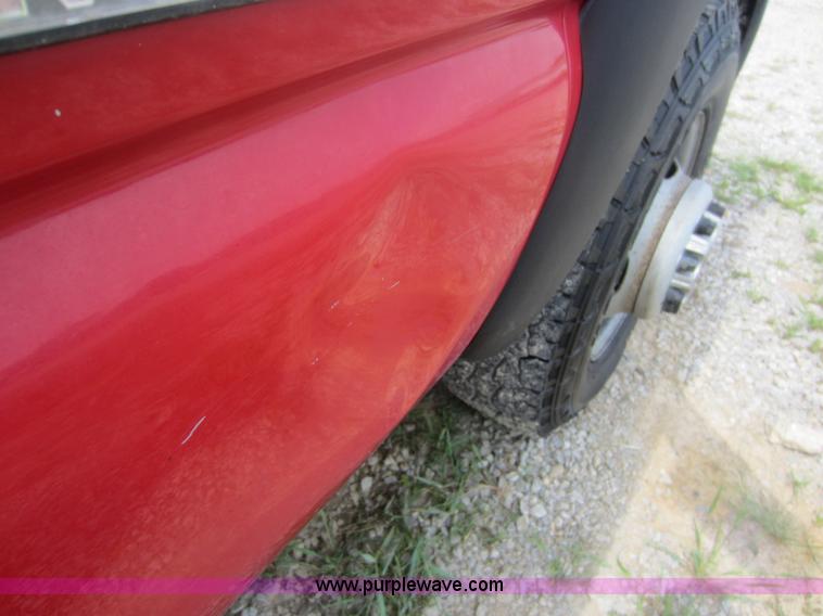 image for item F6511 2005 GMC Sierra C3500 flatbed pickup truck