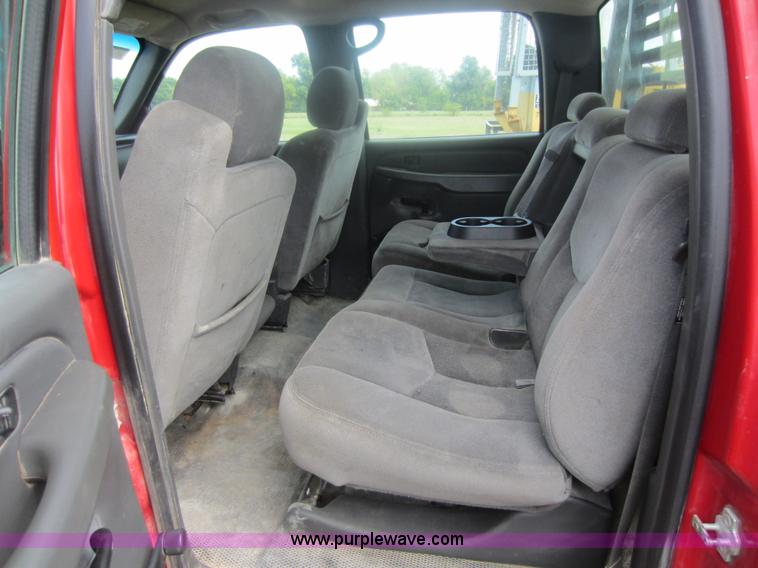 image for item F6511 2005 GMC Sierra C3500 flatbed pickup truck