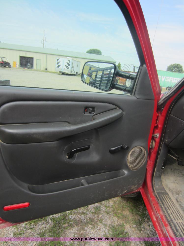 image for item F6511 2005 GMC Sierra C3500 flatbed pickup truck