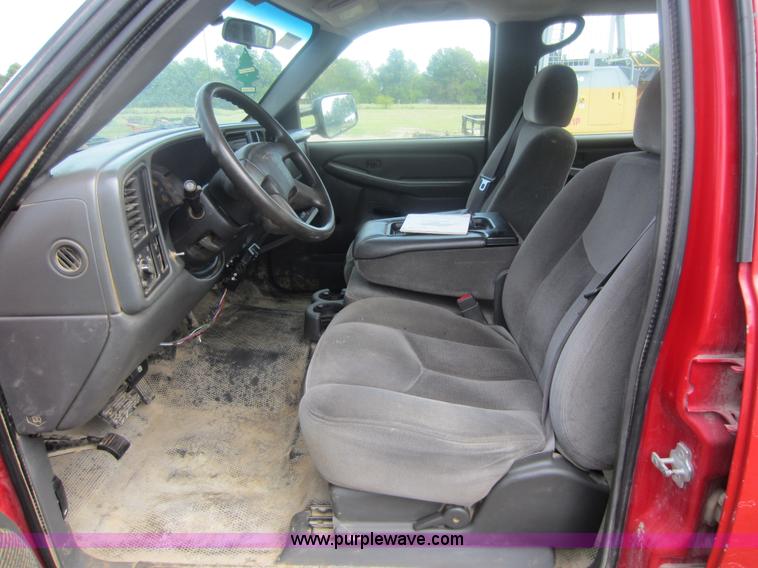 image for item F6511 2005 GMC Sierra C3500 flatbed pickup truck