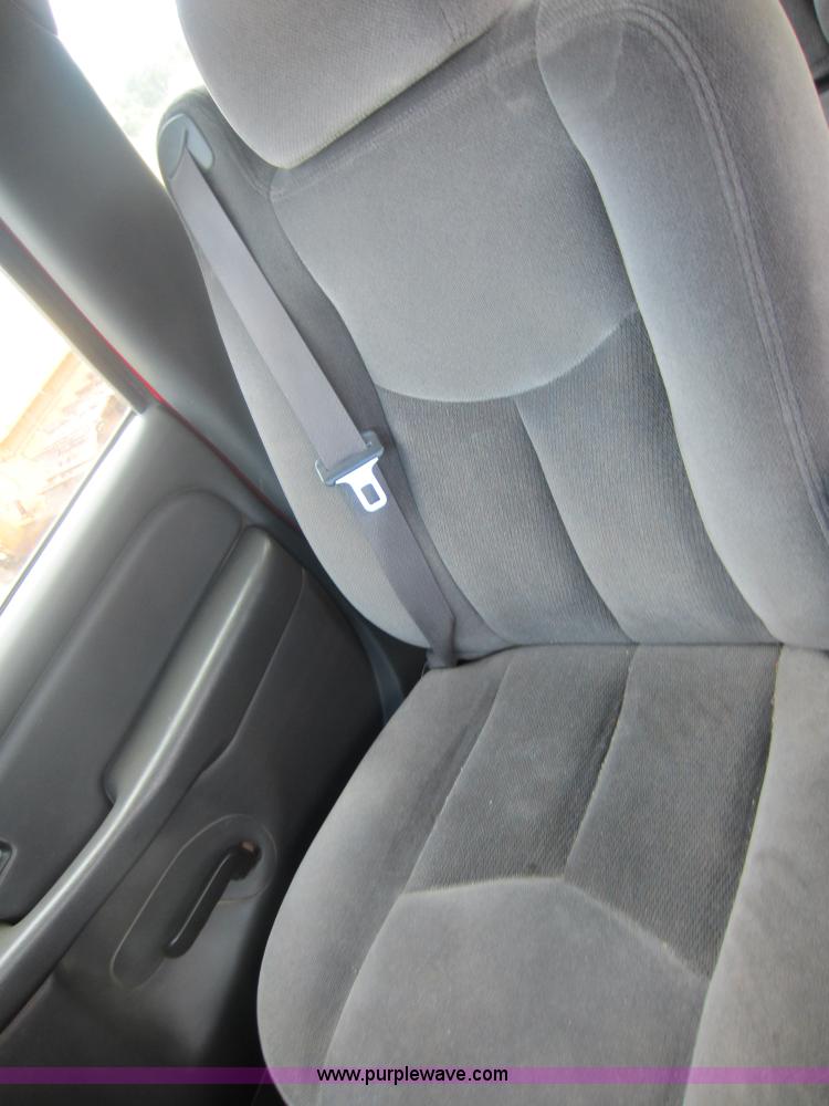 image for item F6511 2005 GMC Sierra C3500 flatbed pickup truck