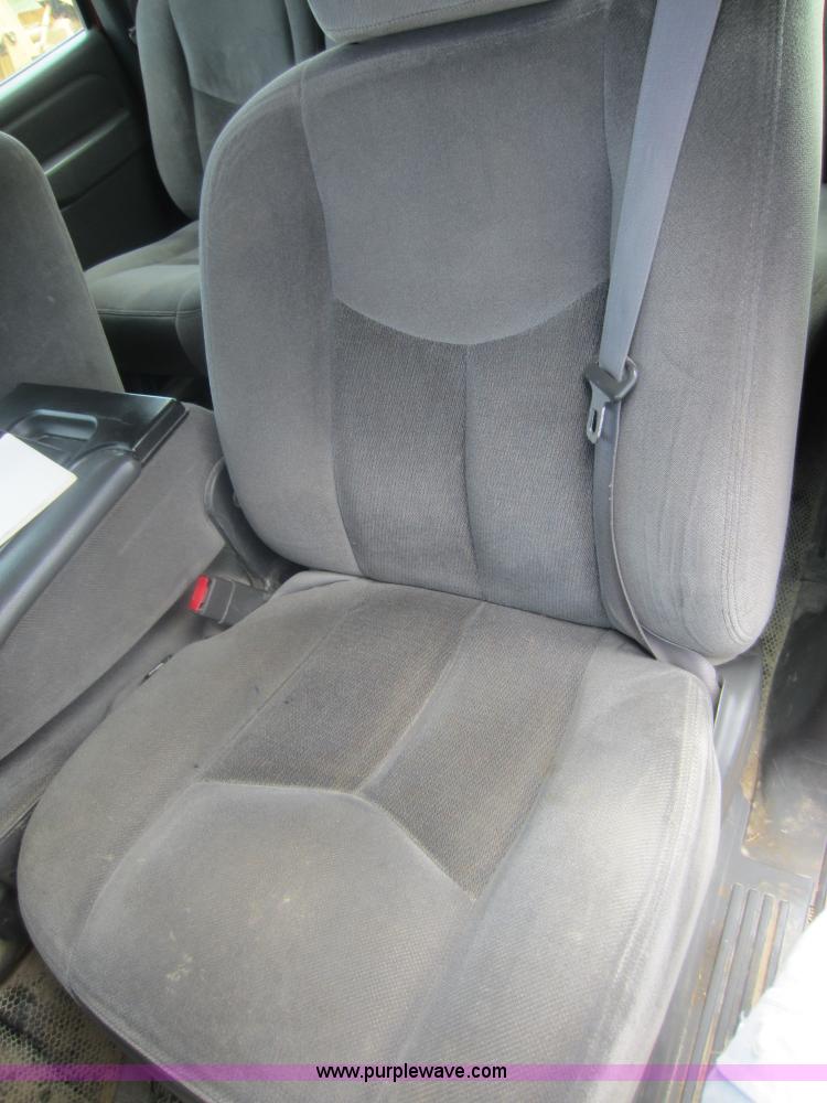 image for item F6511 2005 GMC Sierra C3500 flatbed pickup truck