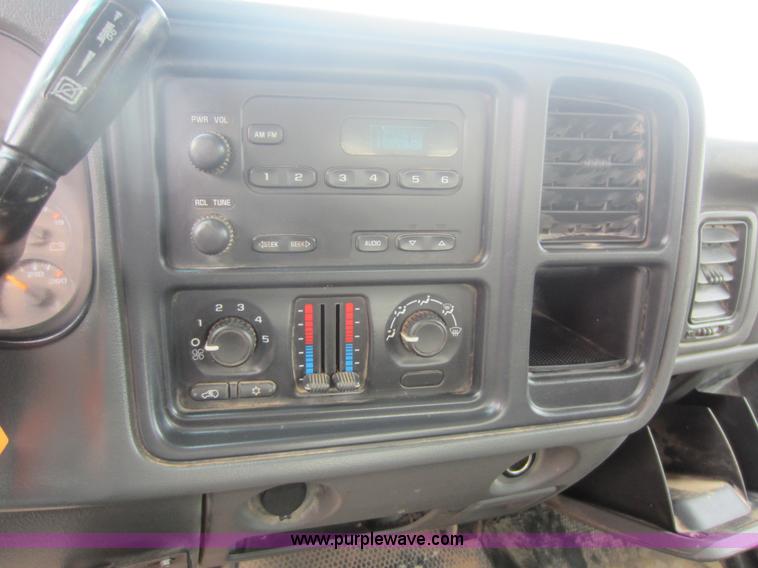 image for item F6511 2005 GMC Sierra C3500 flatbed pickup truck