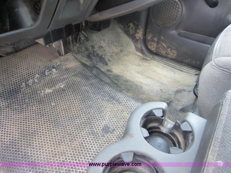 image for item F6511 2005 GMC Sierra C3500 flatbed pickup truck