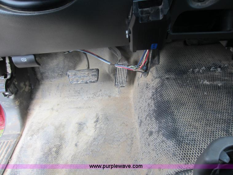 image for item F6511 2005 GMC Sierra C3500 flatbed pickup truck