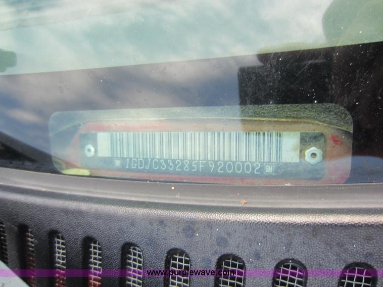 image for item F6511 2005 GMC Sierra C3500 flatbed pickup truck