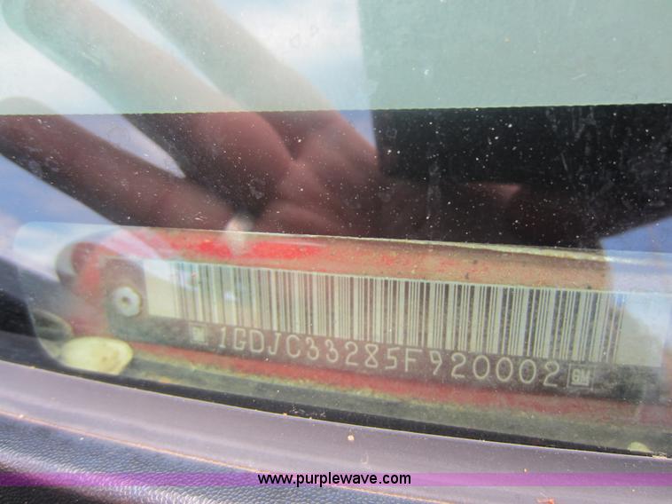 image for item F6511 2005 GMC Sierra C3500 flatbed pickup truck