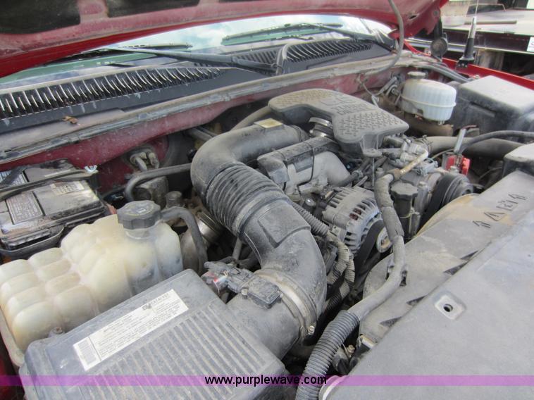 image for item F6511 2005 GMC Sierra C3500 flatbed pickup truck