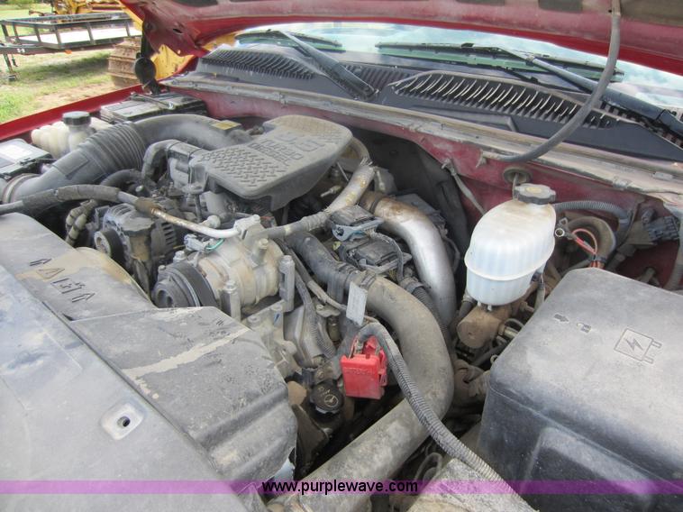 image for item F6511 2005 GMC Sierra C3500 flatbed pickup truck