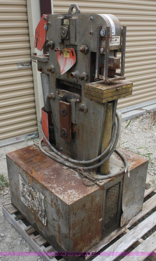 Edwards Jaws IV hydraulic Ironworker shear in Topeka, KS Item K9865