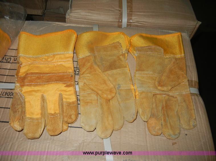 image for item N9685 Approximately 1,200 pairs of work gloves