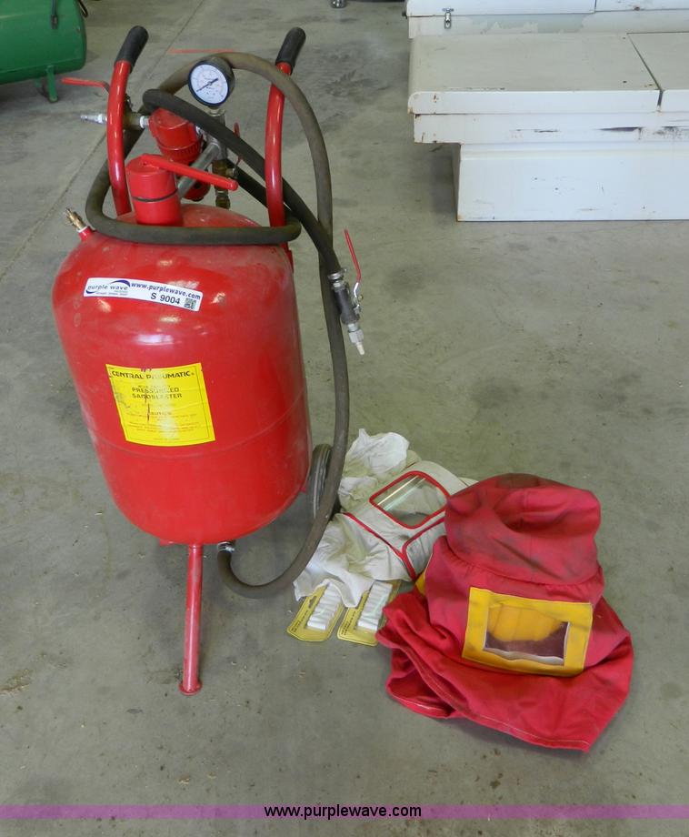 Central pneumatic sand blaster in Colby, KS Item S9004 sold Purple Wave