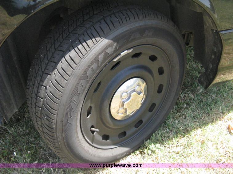 image for item A6469 2005 Ford Crown Victoria Police Interceptor