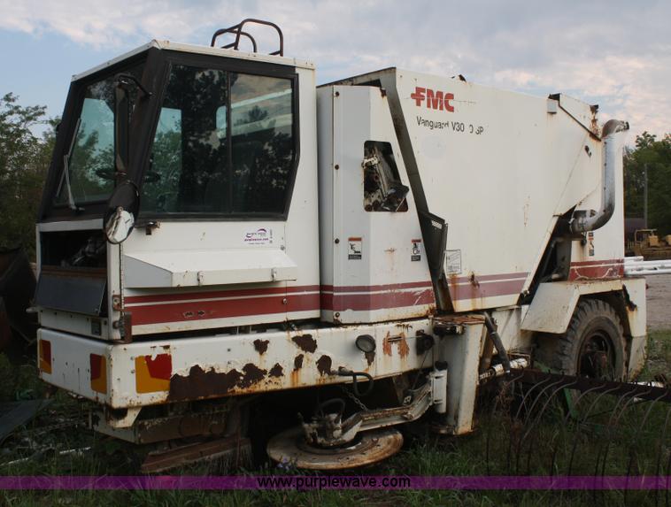 image for item B6883 1993 FMC Vanguard V3000SP street sweeper