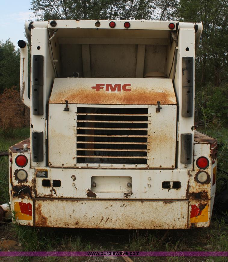 image for item B6883 1993 FMC Vanguard V3000SP street sweeper