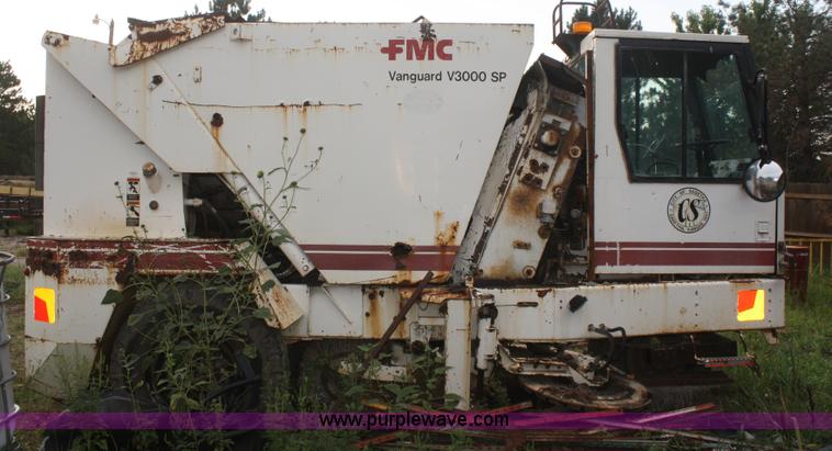 image for item B6883 1993 FMC Vanguard V3000SP street sweeper