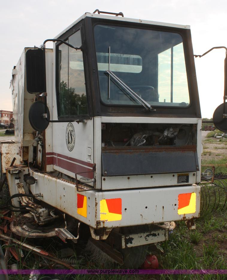 image for item B6883 1993 FMC Vanguard V3000SP street sweeper