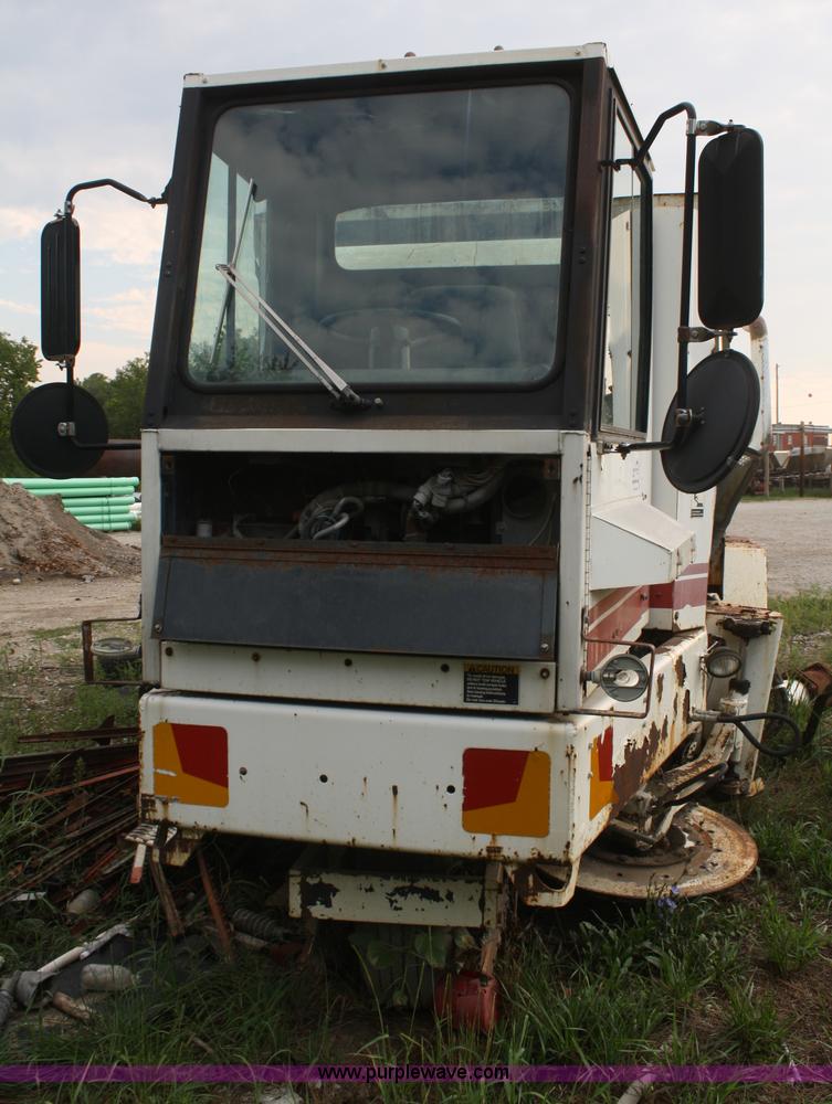 image for item B6883 1993 FMC Vanguard V3000SP street sweeper