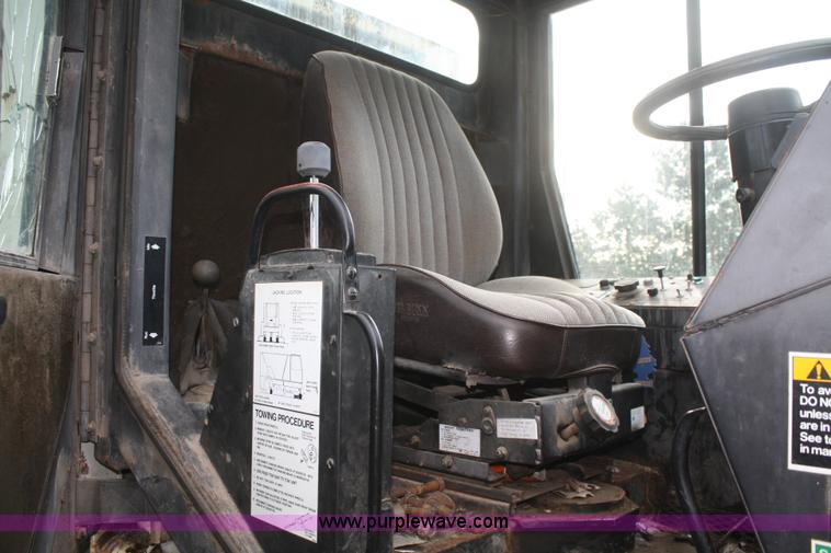 image for item B6883 1993 FMC Vanguard V3000SP street sweeper