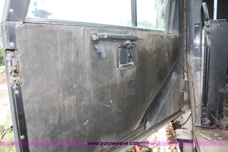 image for item B6883 1993 FMC Vanguard V3000SP street sweeper