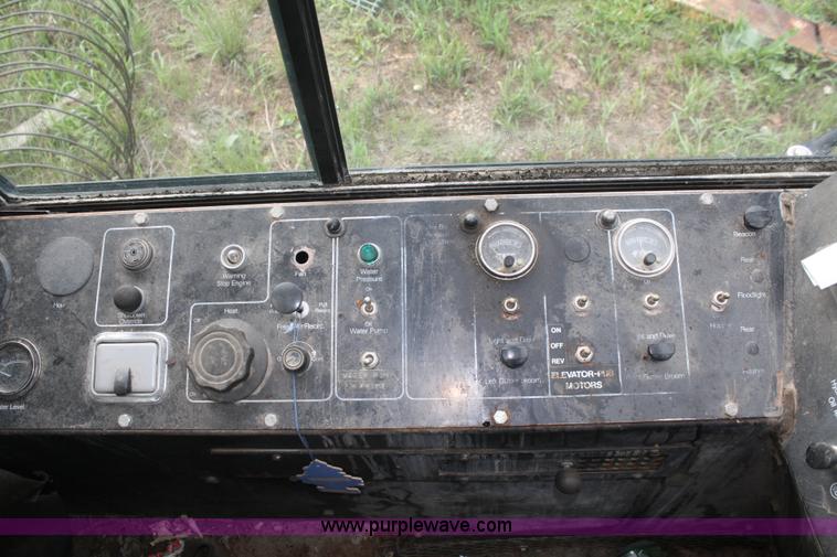 image for item B6883 1993 FMC Vanguard V3000SP street sweeper