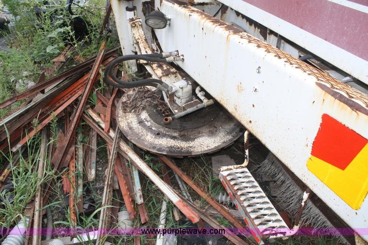 image for item B6883 1993 FMC Vanguard V3000SP street sweeper