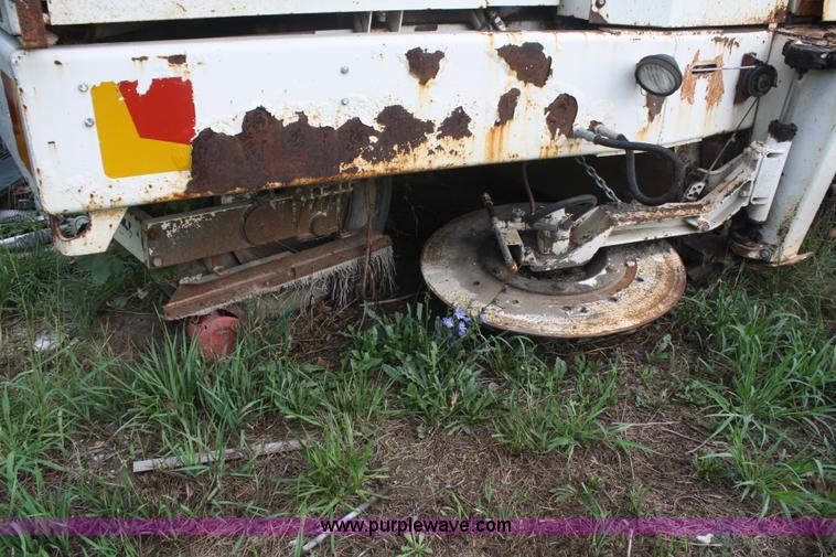 image for item B6883 1993 FMC Vanguard V3000SP street sweeper