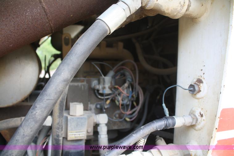 image for item B6883 1993 FMC Vanguard V3000SP street sweeper