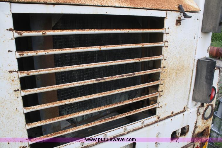 image for item B6883 1993 FMC Vanguard V3000SP street sweeper