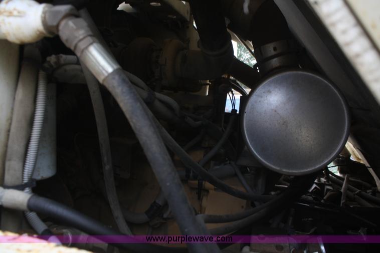 image for item B6883 1993 FMC Vanguard V3000SP street sweeper