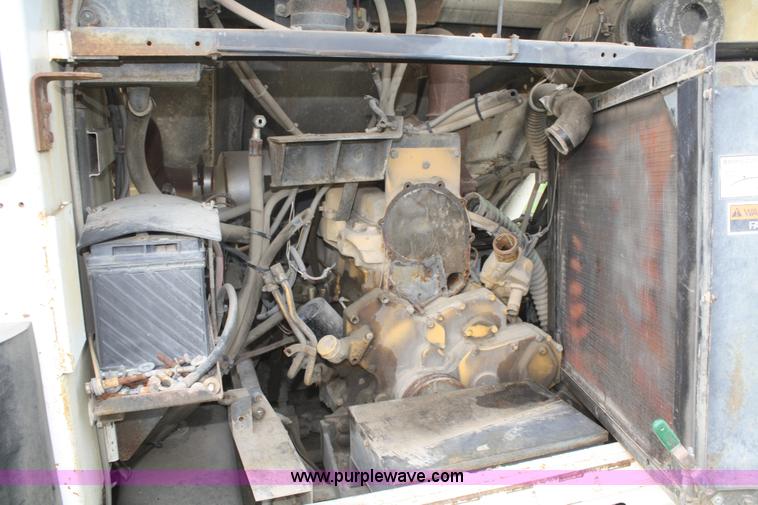 image for item B6883 1993 FMC Vanguard V3000SP street sweeper