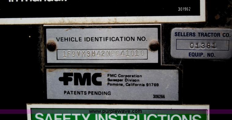 image for item B6883 1993 FMC Vanguard V3000SP street sweeper