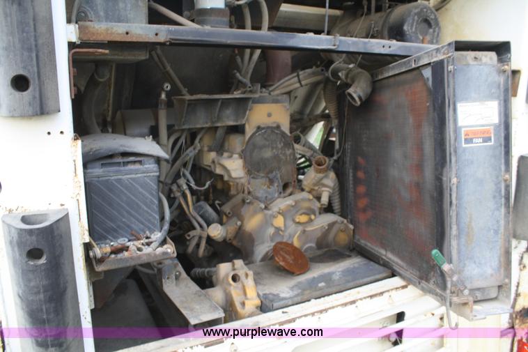 image for item B6883 1993 FMC Vanguard V3000SP street sweeper