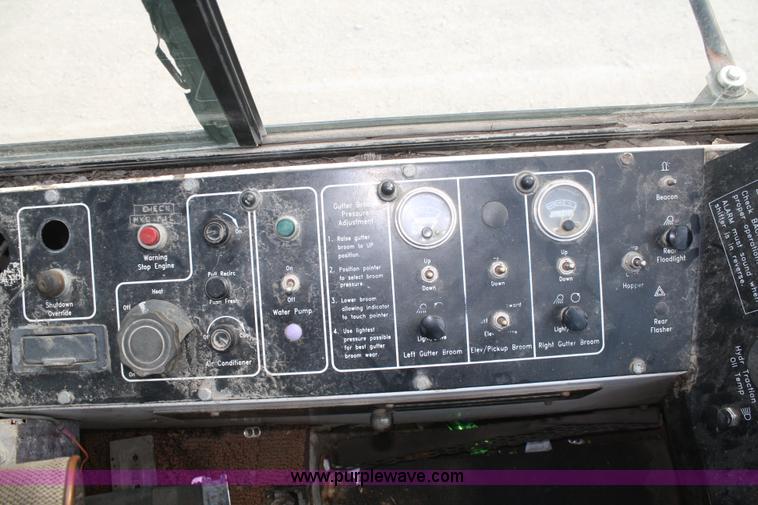 image for item B6885 1994 Johnston V3000SP street sweeper