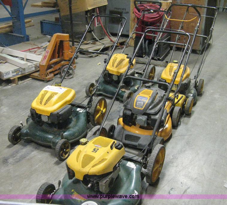 (5) push lawn mowers in Wichita, KS Item B8216 sold Purple Wave