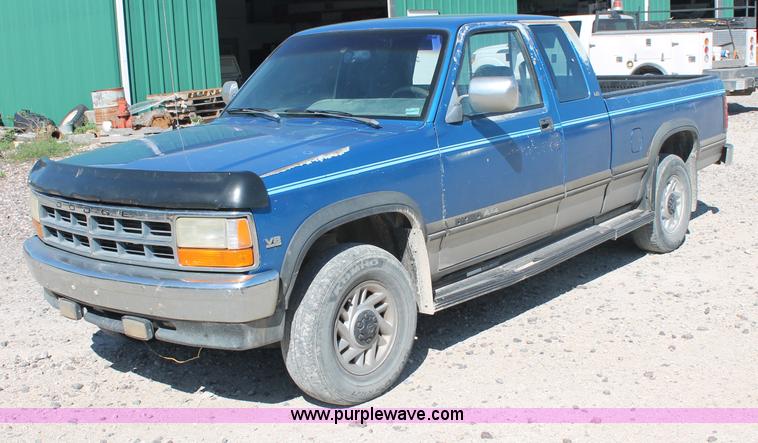 image for item C2804 1993 Dodge Dakota Club Cab pickup truck