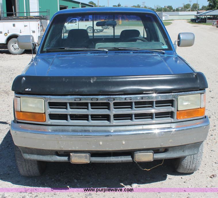 image for item C2804 1993 Dodge Dakota Club Cab pickup truck