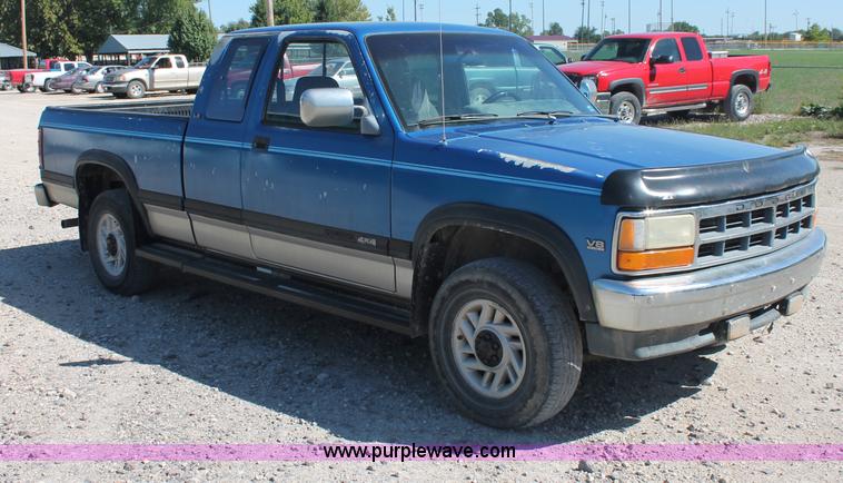 image for item C2804 1993 Dodge Dakota Club Cab pickup truck