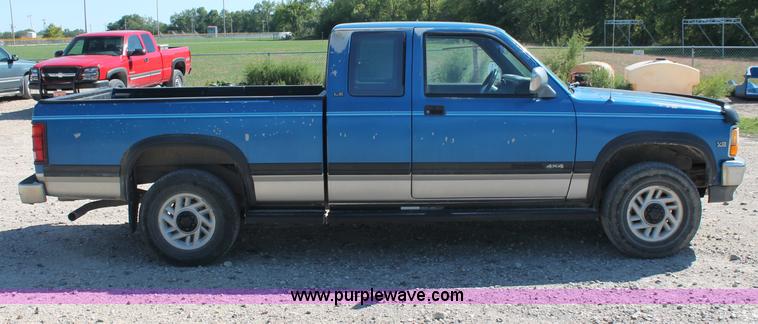 image for item C2804 1993 Dodge Dakota Club Cab pickup truck