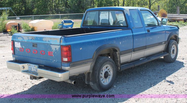 image for item C2804 1993 Dodge Dakota Club Cab pickup truck