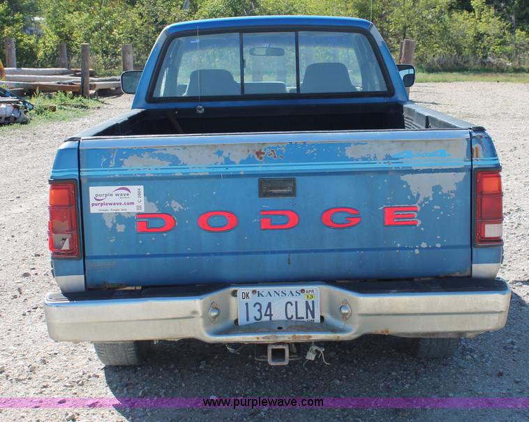 image for item C2804 1993 Dodge Dakota Club Cab pickup truck