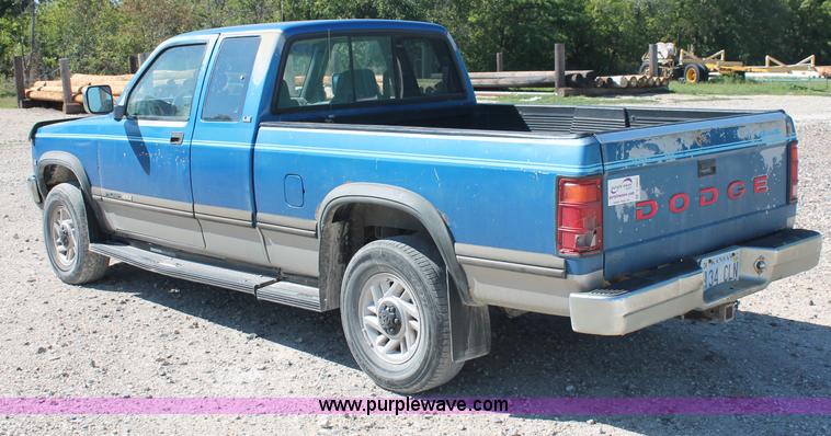 image for item C2804 1993 Dodge Dakota Club Cab pickup truck