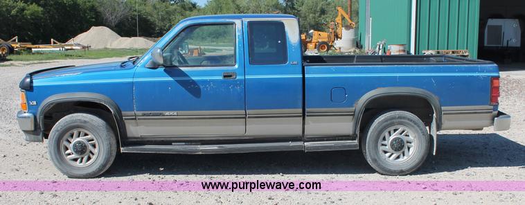 image for item C2804 1993 Dodge Dakota Club Cab pickup truck