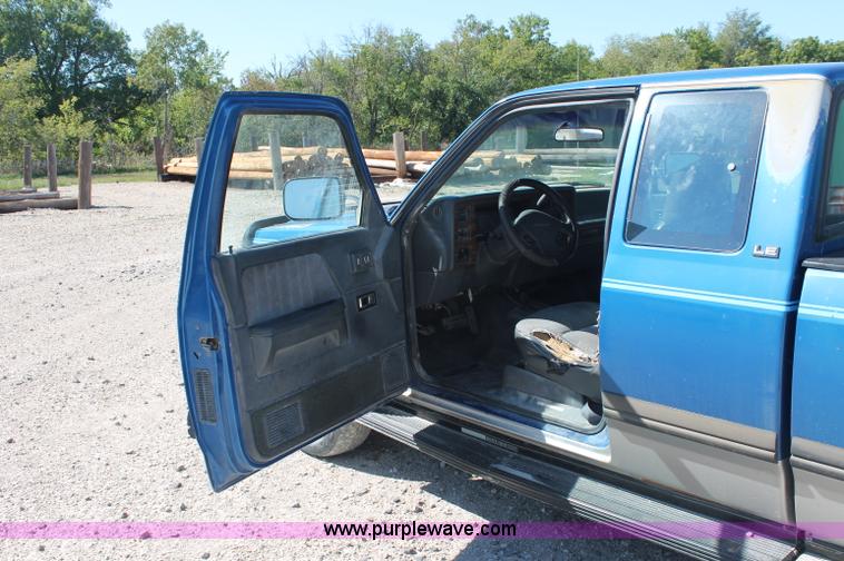 image for item C2804 1993 Dodge Dakota Club Cab pickup truck