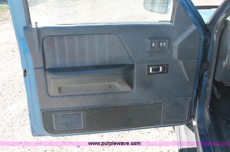 image for item C2804 1993 Dodge Dakota Club Cab pickup truck