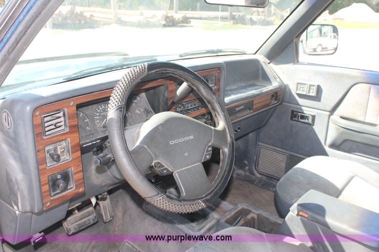 image for item C2804 1993 Dodge Dakota Club Cab pickup truck